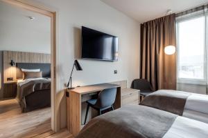 斯彻达尔瓦尔内斯品质机场酒店的酒店客房配有两张床和一张书桌