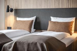 斯彻达尔瓦尔内斯品质机场酒店的卧室内两张并排的床