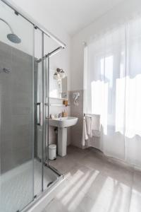 都灵Blunotte Torino - Piazza Arbarello的一间带玻璃淋浴和水槽的浴室