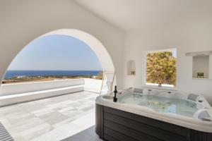 德里奥斯Hercules house pyrgaki paros的海景浴室设有浴缸