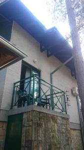 弗尔尼亚奇卡矿泉镇Zeleni raj的房屋设有带椅子的阳台
