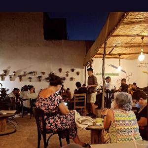 得土安Riad & Café culturel BAB EL FAN的一群人坐在一个房间里椅子上