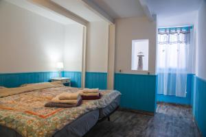 圭马尔Casa el Mar apartamento El Faro的一间卧室设有两张带蓝色墙壁的床