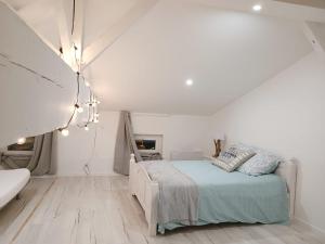 Saint-Médard-de-GuizièresImmeuble Centre Ville的一间白色卧室,配有床和一间浴室