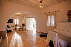 阿诺梅拉Villa Dimitra的一个带拱门的大客厅和一间客厅