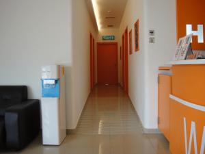 吉隆坡库柴喇嘛酒店的医院里一条有红色门的走廊