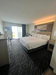 特拉弗斯城海滩酒店 - 特拉弗斯城的酒店客房设有一张大床和一台电视。