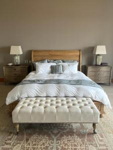 克利夫登Seabrook Lodge Clifden Connemara的一间卧室设有一张大床和两个床头柜