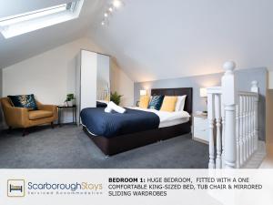 斯卡伯勒Scarborough Stays - Ashville Lodge - 5 Bedroomed house - Sleeps 9的一间卧室配有一张带镜子和椅子的床