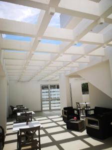 托里德欧索马尔蓝色酒店的配有桌椅和天花板的房间