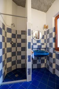 奥尔比亚Villa Bados 8 - Klodge的浴室设有蓝色水槽和镜子