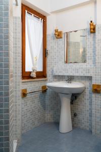奥尔比亚Villa Bados 8 - Klodge的一间带水槽和镜子的浴室