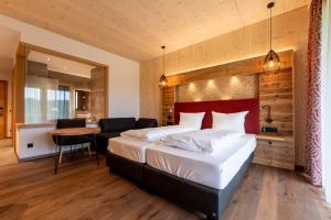 莫斯巴赫金色十字酒店的一间卧室配有一张大床和一张桌子