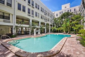 棕榈滩Sunny Penthouse Suite at the Palm Beach Hotel的大楼前的游泳池
