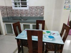 圣胡安San Juan La Union Apartments的厨房配有带2把椅子的桌子和厨房柜台。