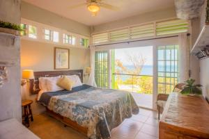 Tortola Adventure Private Villa Ocean-View Pool客房内的一张或多张床位