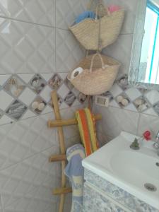 泰塔温Dar Essadeg的浴室设有毛巾架,毗邻水槽