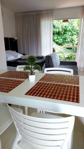 马塞约Villas do Pratagy Resort, Andar Superior的客厅配有桌椅和沙发