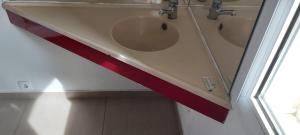 Saint-Pierre-de-ChandieuHôtel Holiday Lyon Est的浴室设有两个水槽,上面有红丝带