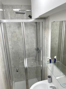 布里斯托Studio16的带淋浴和盥洗盆的浴室