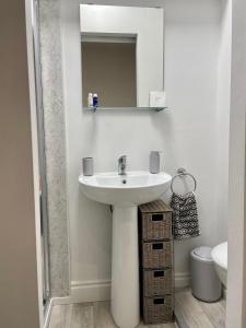 布里斯托Studio16的白色的浴室设有水槽和镜子