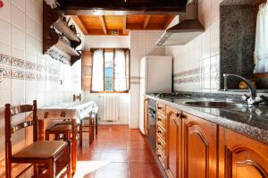 Casa Enrique en el oriente de Asturias的厨房或小厨房