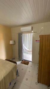 马拉戈日Manancial Flats的一间卧室配有一张床,房间设有窗户