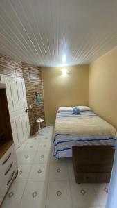 马拉戈日Manancial Flats的一间带床和电视的小卧室