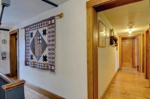 纽波特纽波特梅尔维尔酒店的挂在墙上的地毯走廊