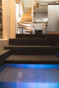 普洛马里翁Katerina's Suite的蓝色灯光的建筑里,有一套楼梯