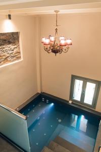 普洛马里翁Katerina's Suite的吊灯房间中的游泳池