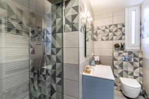 斯科派洛斯Folia apartment的浴室配有卫生间、盥洗盆和淋浴。