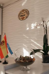 撒马尔罕Casa de Higos的墙上的盘子,桌上放着碗