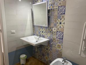 蒙泰科里切Tenuta Belvedere Cilento的一间带水槽和卫生间的浴室