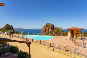 内比达L'Estasi Tanca Piras a bordo piscina con vista mare的海景游泳池