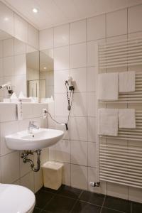 耶弗尔弗里森酒店的白色的浴室设有水槽和镜子