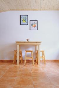 戈伊什Casinha da Eira的一张木桌和两张凳子