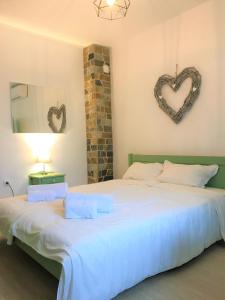 布尔加斯Стаи за гости Димитрови的卧室配有一张大床,墙上有心形标志