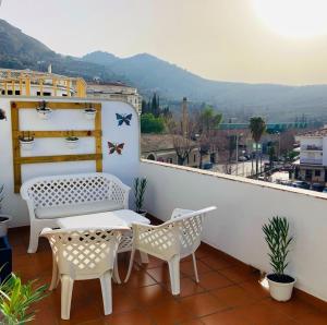 卡索拉Alojamientos Siente Cazorla的设有一个配有桌椅并享有美景的阳台。