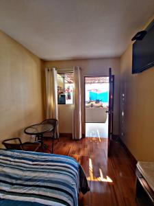 帕拉卡斯La Ruta的一间卧室配有一张床铺和一张桌子,另一间卧室配有一张桌子。