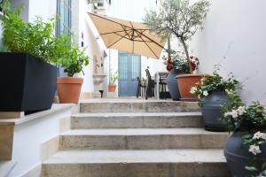 安德里亚NOVILUNIO的一套有盆栽和雨伞的楼梯