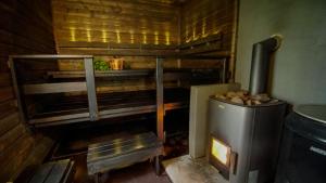 KontiolahtiVenejoen Piilo - Kuohu的小屋内的厨房配有燃木火炉