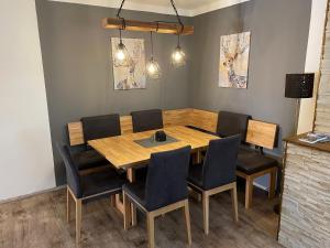 阿布特瑙Ferienwohnung Andexlinger的一间带木桌和椅子的用餐室