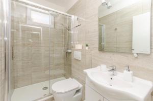 沃迪切Apartments and Rooms Mare的浴室配有卫生间、盥洗盆和淋浴。