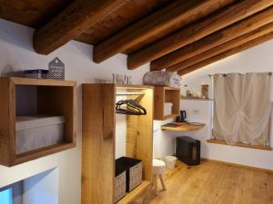 SgonicoAgriturismo Ostrouska的木架和木制天花板的客房