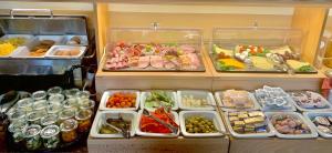 德累斯顿阿托奇维策霍夫酒店的冰箱里装满了各种食物