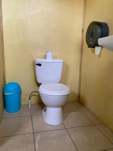 别霍港Cabinas Popular的浴室内的白色卫生间,配有垃圾桶