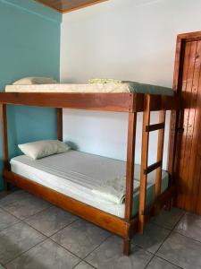 别霍港Cabinas Popular的客房内的两张双层床