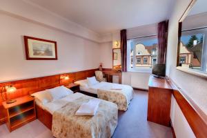克塞洛伊罗特科酒店的酒店客房设有两张床和电视。