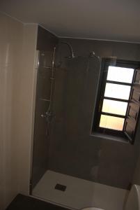 拉斯特雷斯帕拉西奥德洛斯巴利亚多斯酒店的浴室设有玻璃淋浴间和窗户